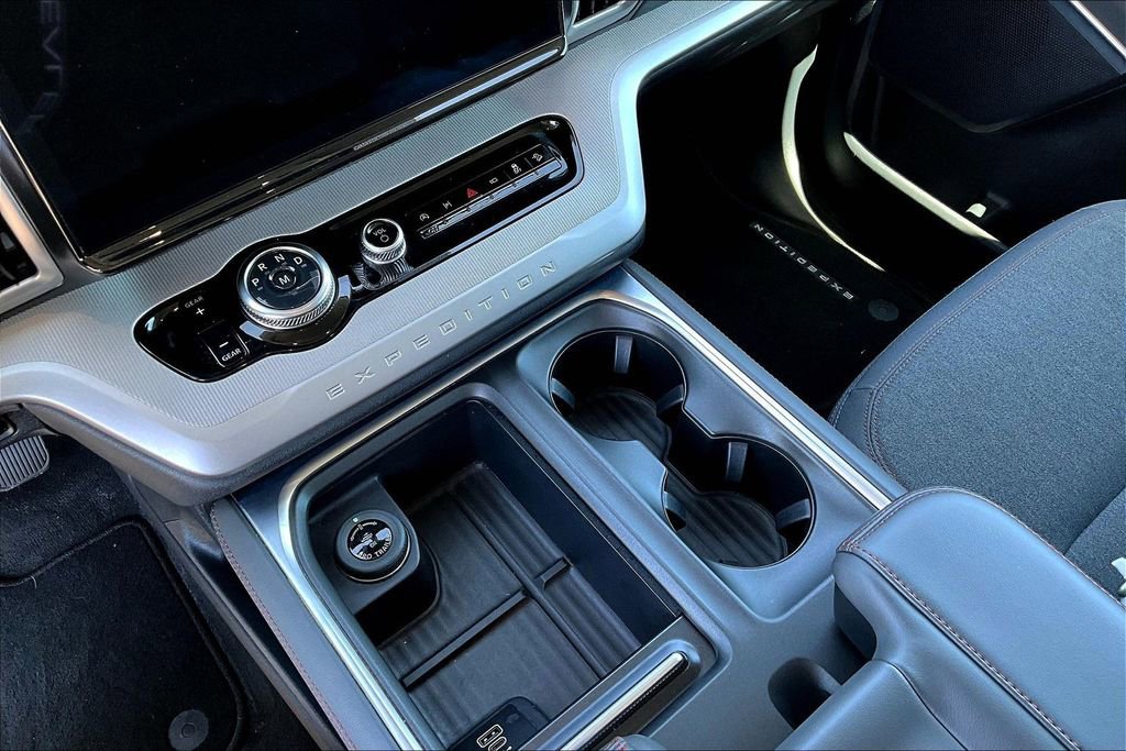 Used 2025 Ford Expedition Active image 18