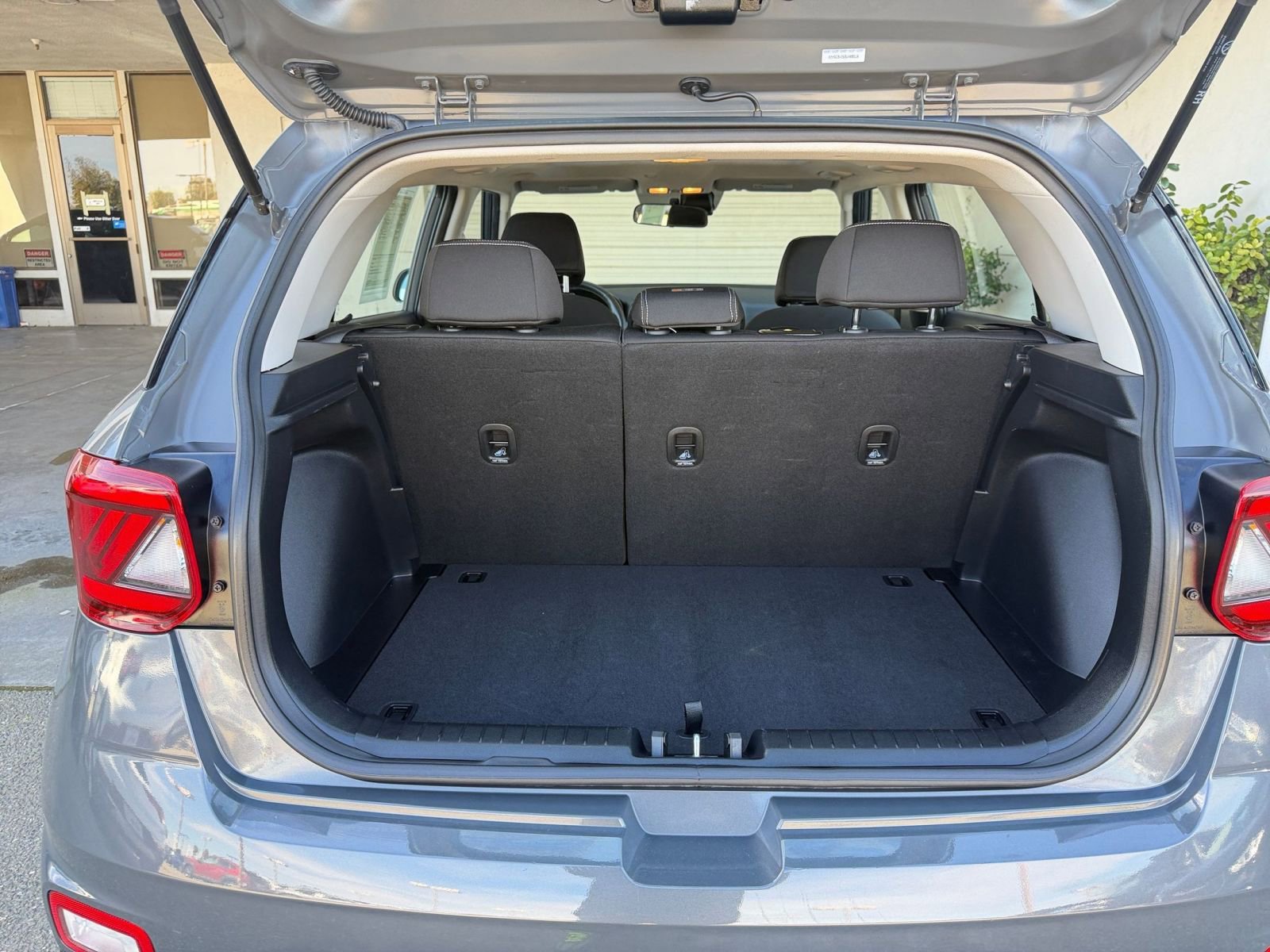 Used 2025 Hyundai Venue SEL image 33