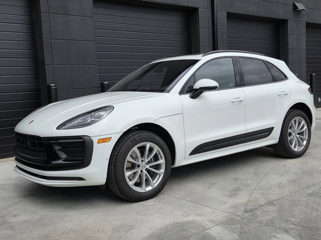 Used 2025 Porsche Macan T image 1