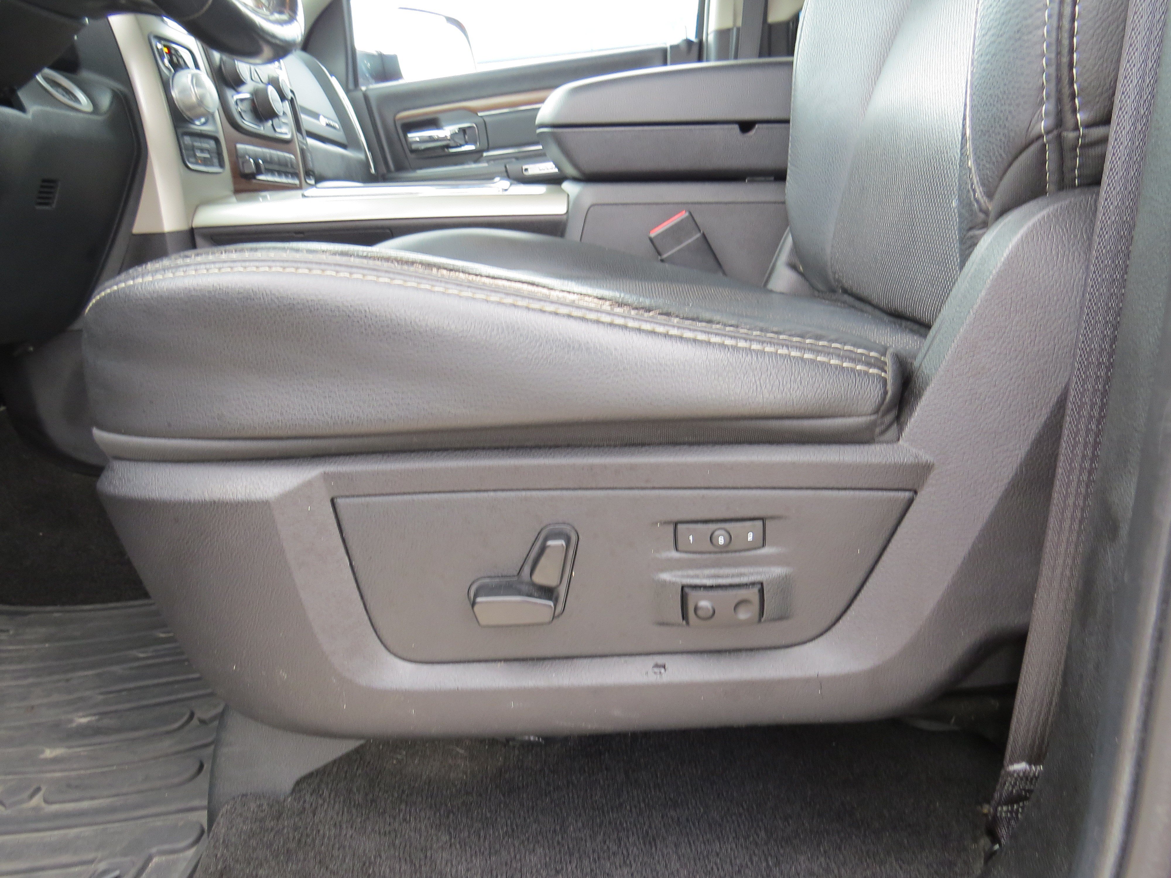 Used 2015 RAM 1500 Laramie w/ Convenience Group AWD/4WD image 19