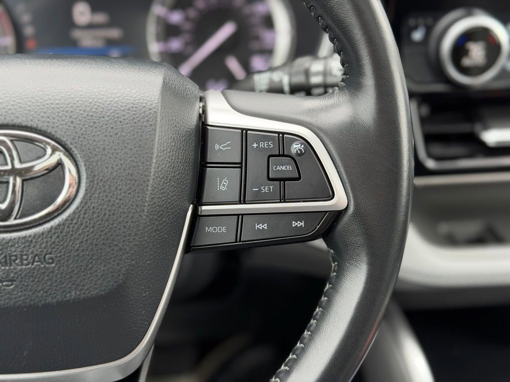 Used 2022 Toyota Highlander XLE AWD/4WD image 17