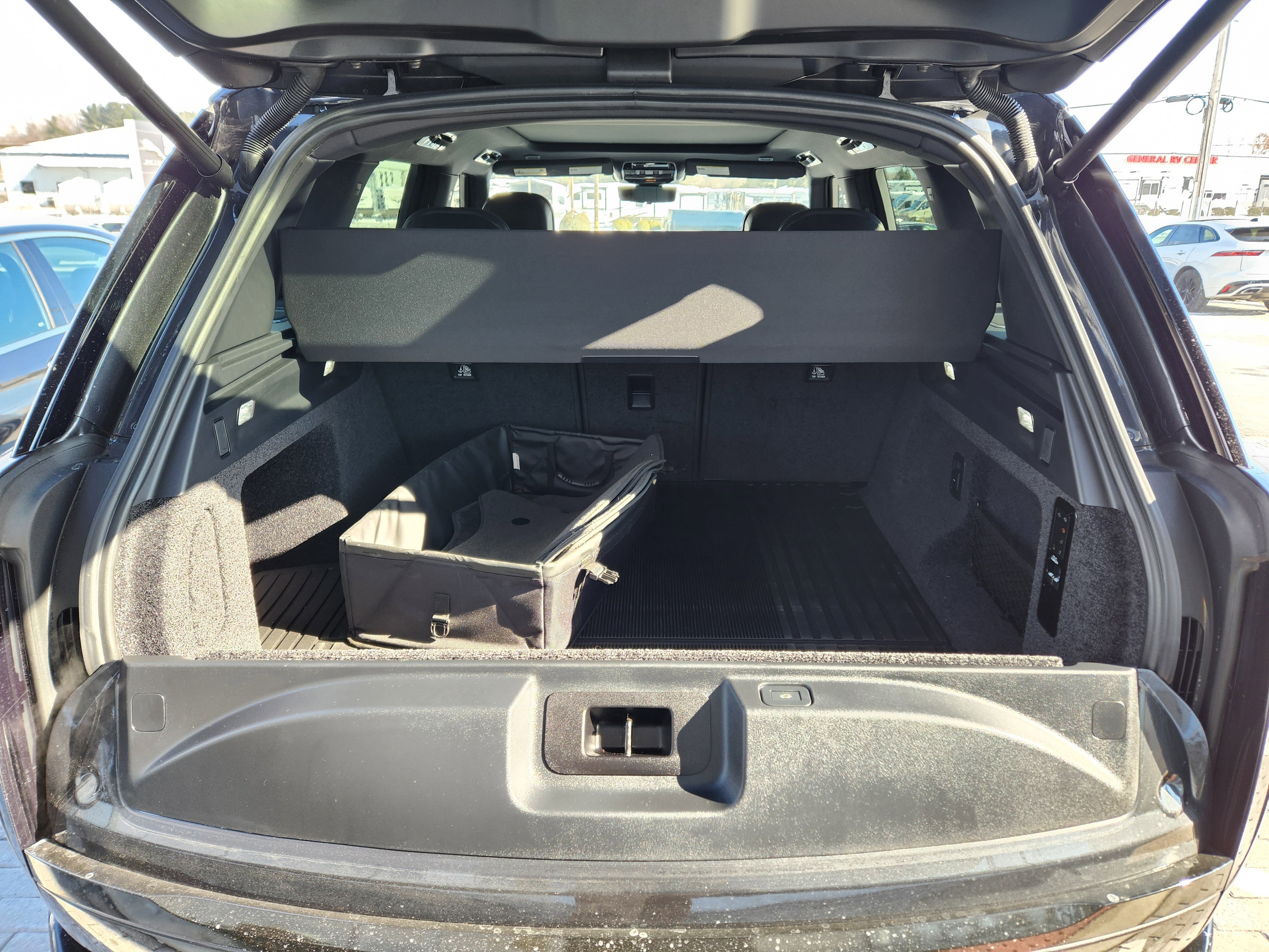 Certified 2025 Land Rover Range Rover SE image 8