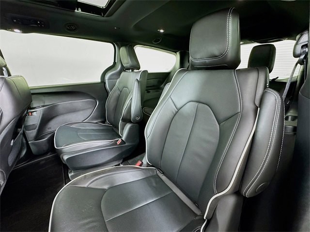 Used 2025 Chrysler Pacifica Premium image 22