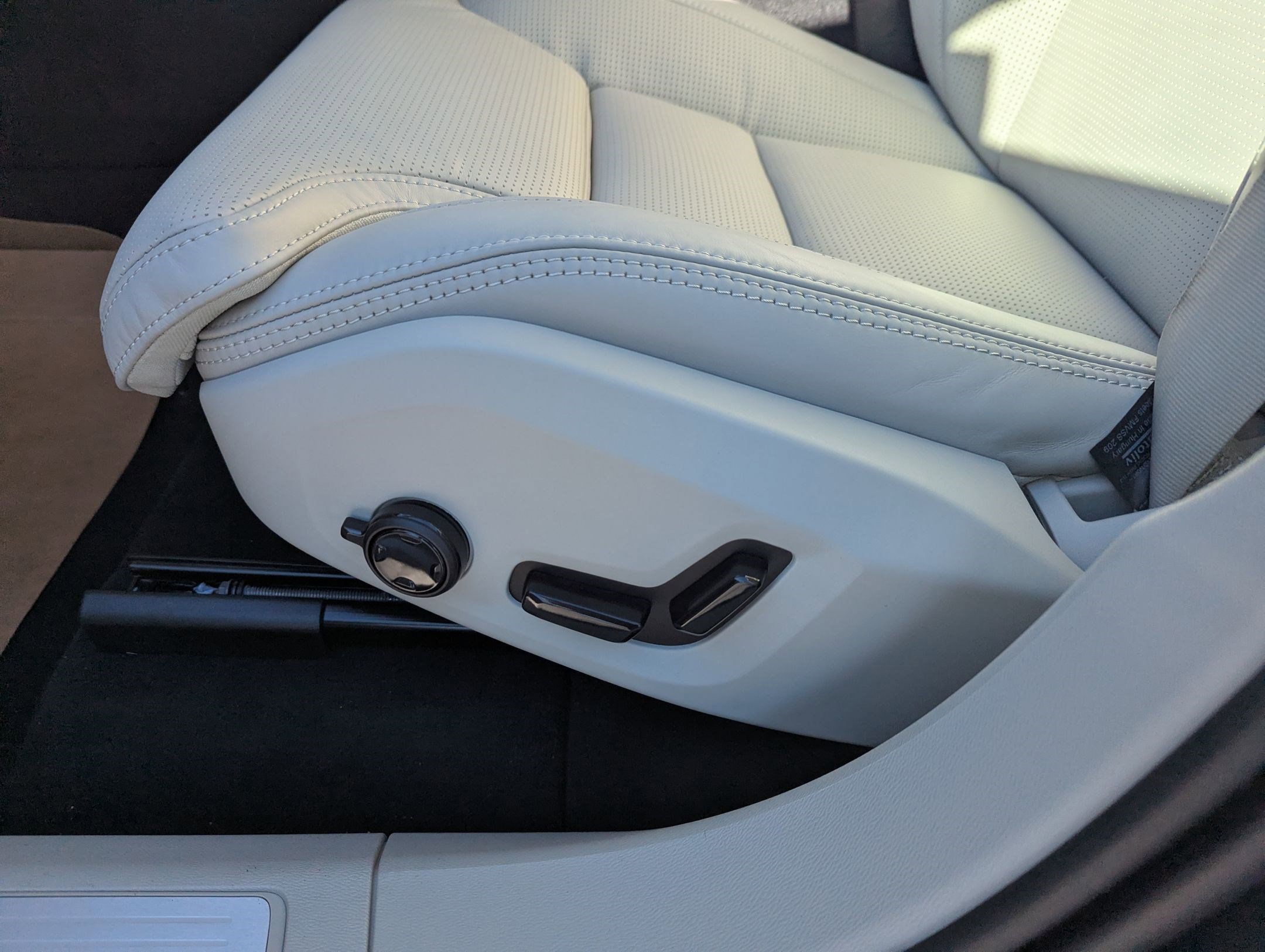 New 2026 Volvo XC60 B5 Ultra w/ Protection Package Premier image 9