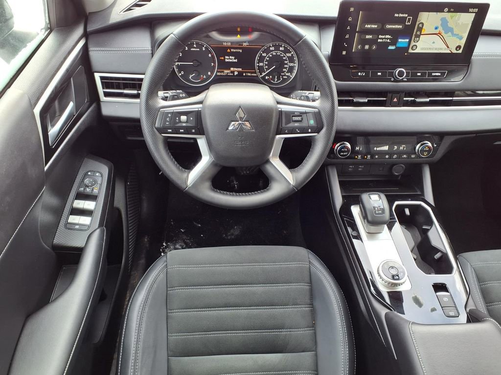 Used 2025 Mitsubishi Outlander SE image 13