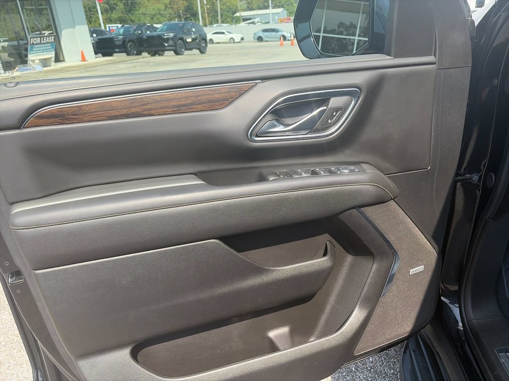 Used 2024 Chevrolet Suburban Premier w/ Premium Package AWD/4WD image 12
