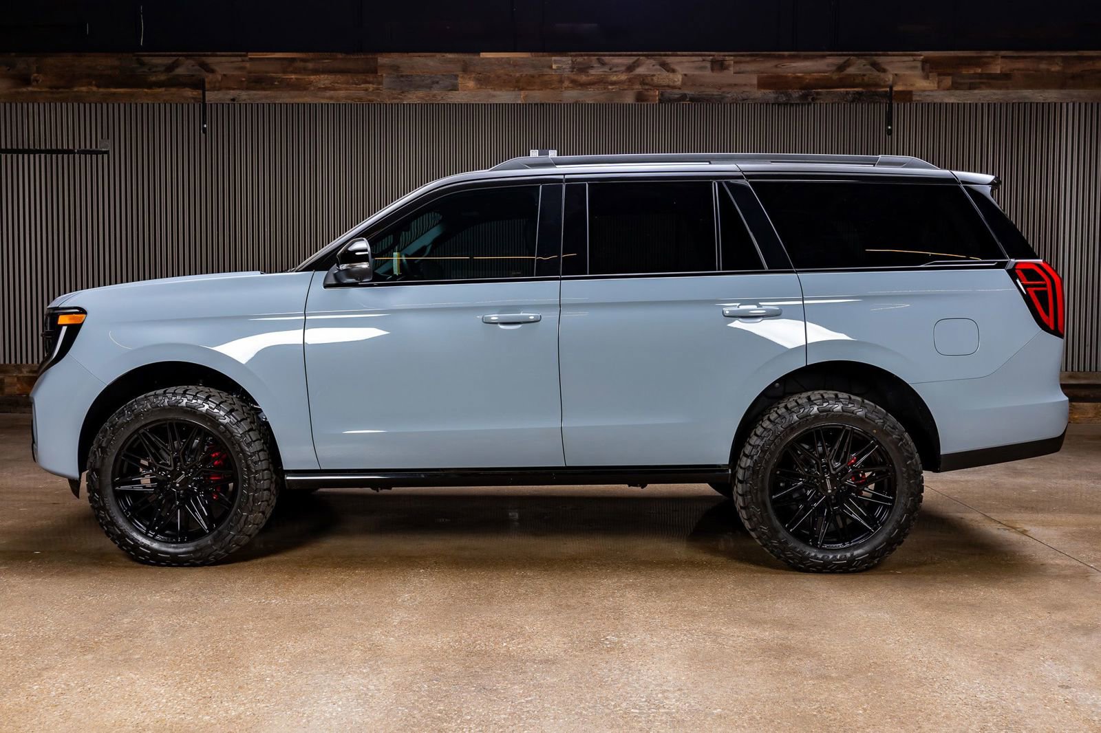 Used 2025 Ford Expedition Platinum w/ Stealth Performance Package AWD/4WD image 6
