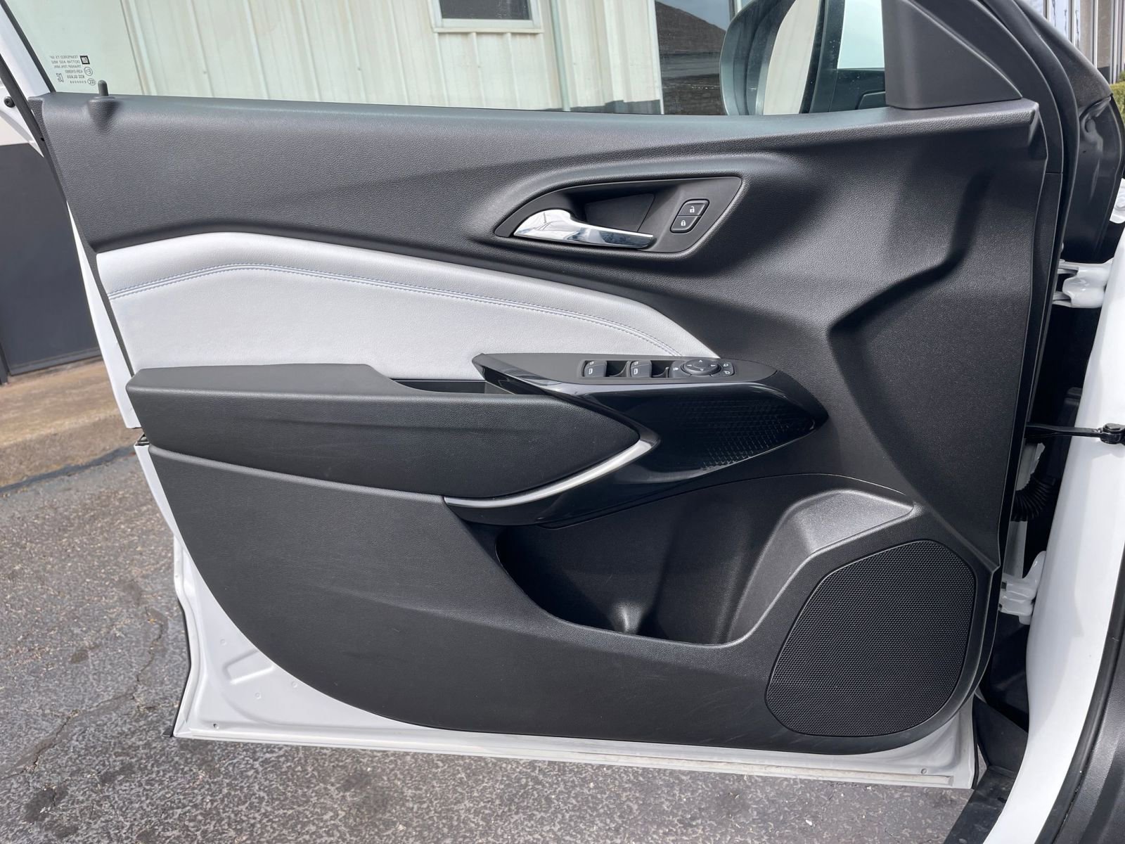 Used 2025 Chevrolet Trax LT image 18