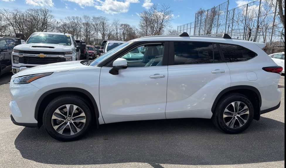 Used 2023 Toyota Highlander XLE image 7