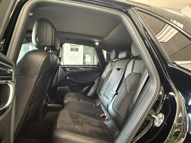 Used 2018 Porsche Macan AWD/4WD image 4