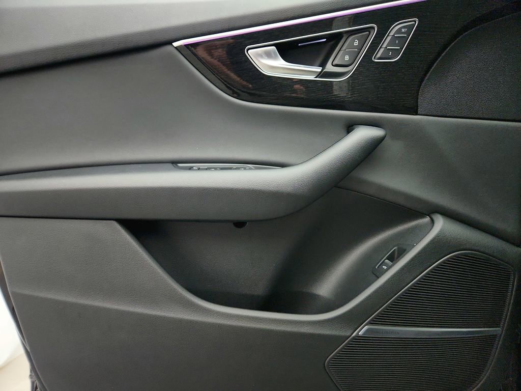 Used 2019 Audi Q8 Premium Plus w/ Premium Plus AWD/4WD image 29