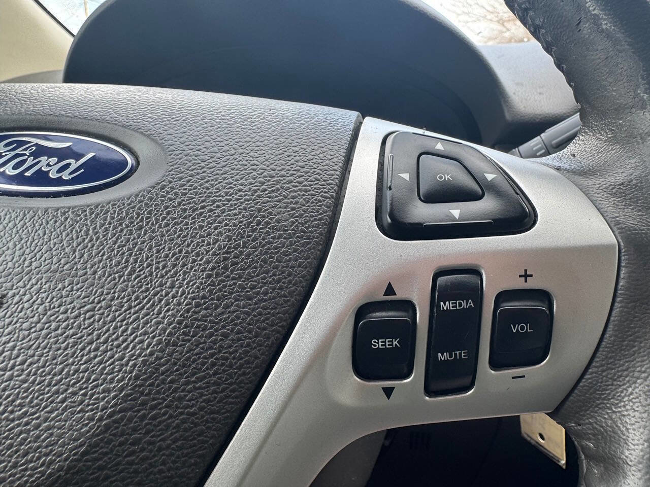 Used 2011 Ford Edge SEL image 28