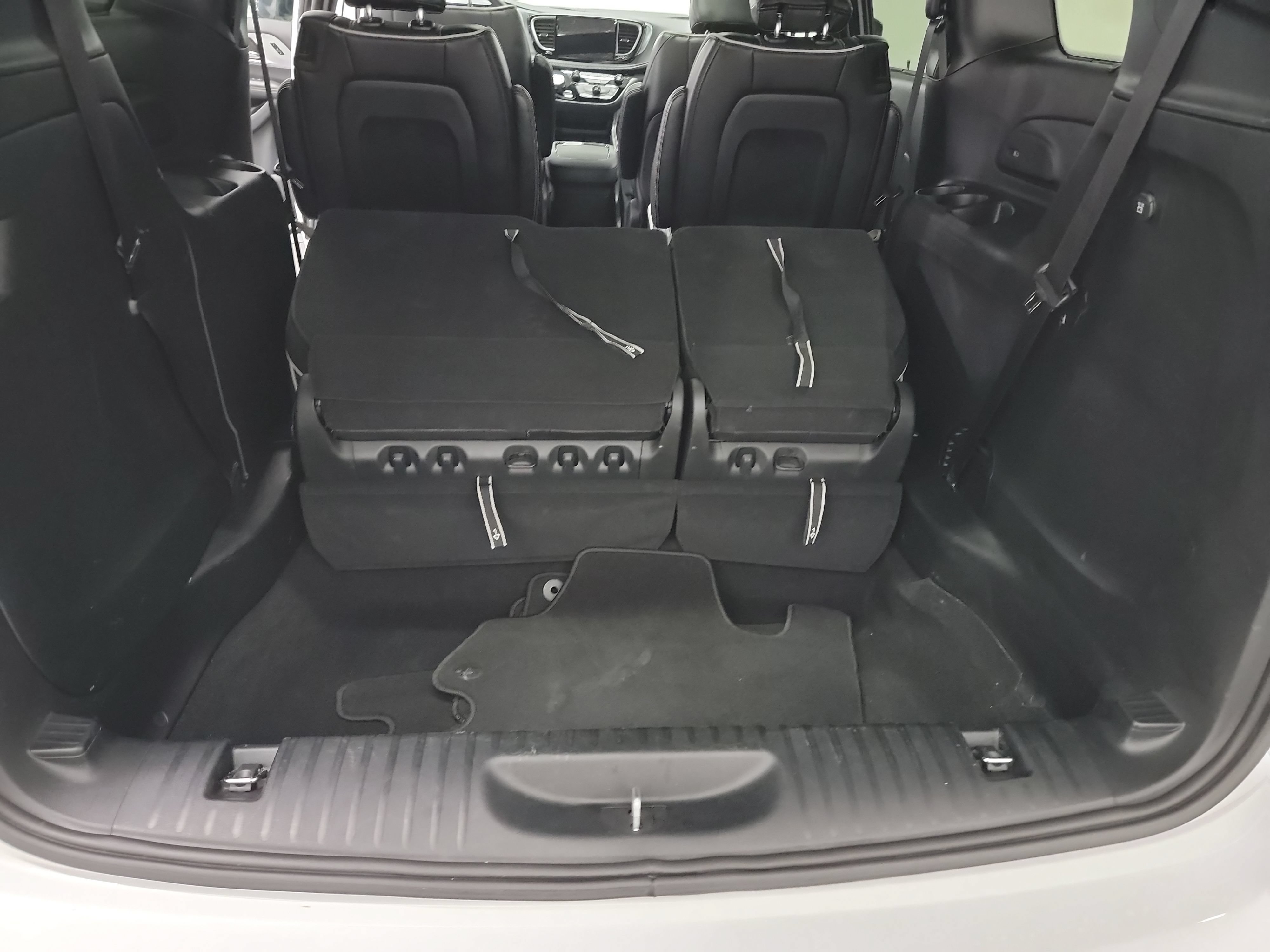 Used 2025 Chrysler Pacifica Limited FWD image 26