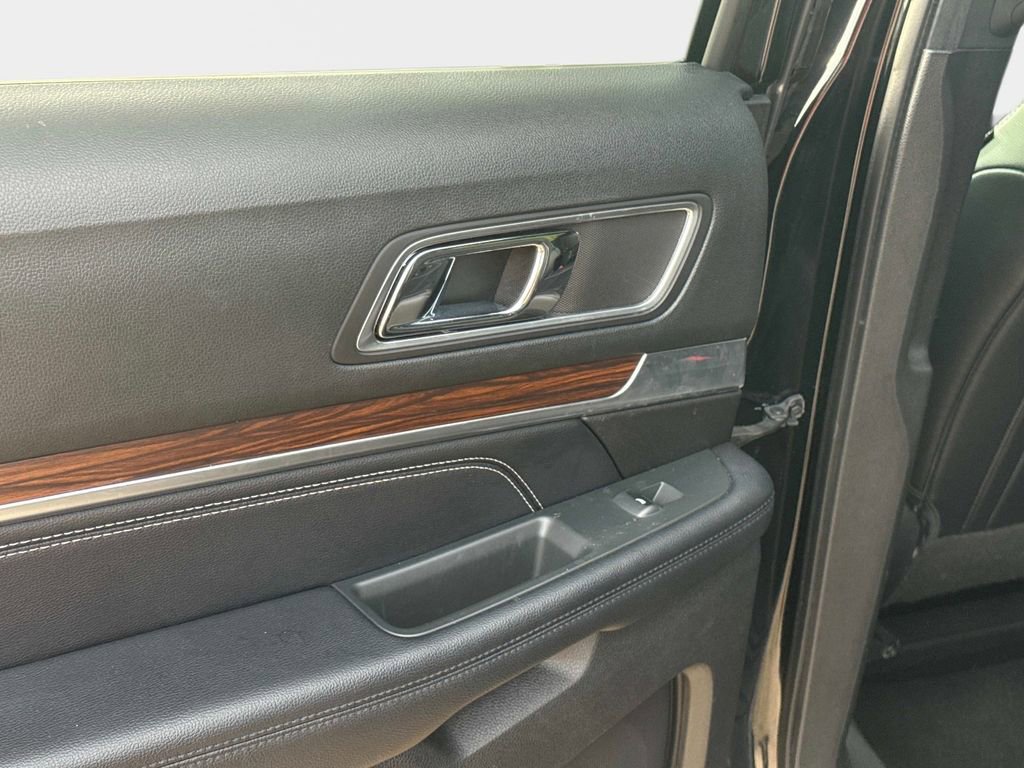Used 2017 Ford Explorer Limited w/ Equipment Group 301A FWD image 11