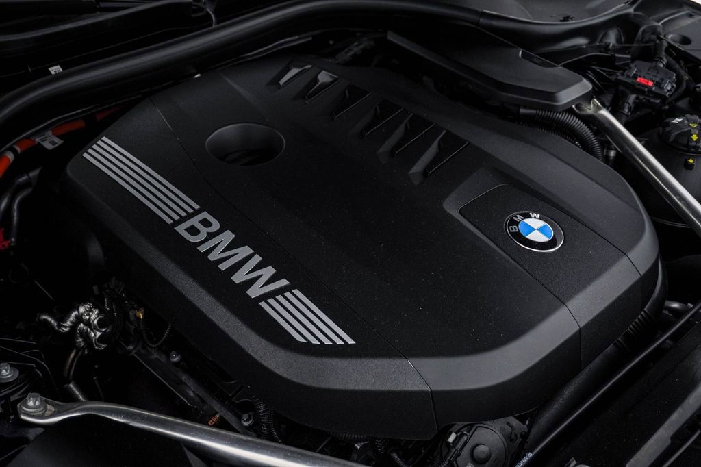 Used 2025 BMW 550e xDrive w/ Premium Package AWD/4WD image 28