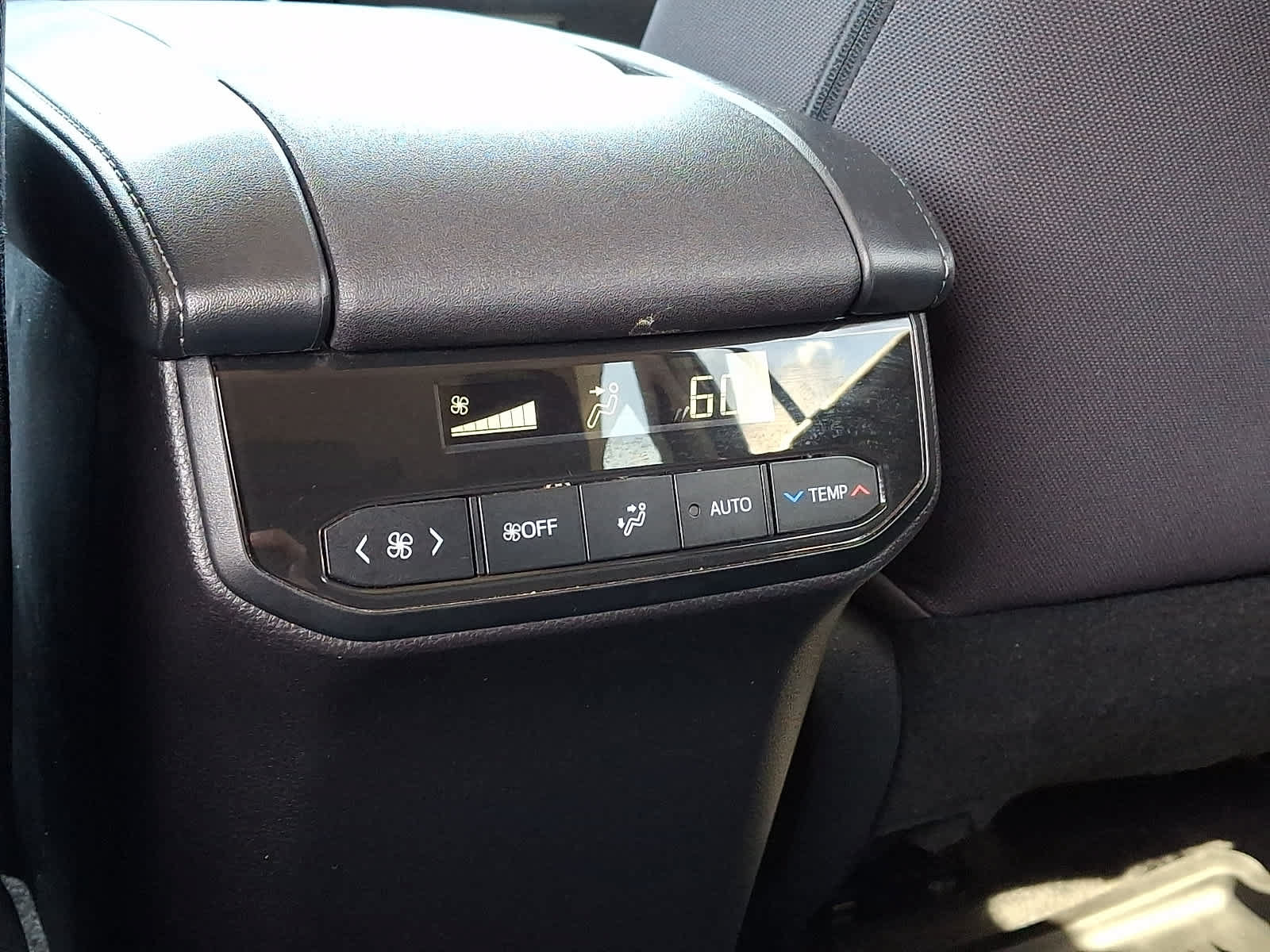 Used 2023 Toyota Highlander LE AWD/4WD image 13