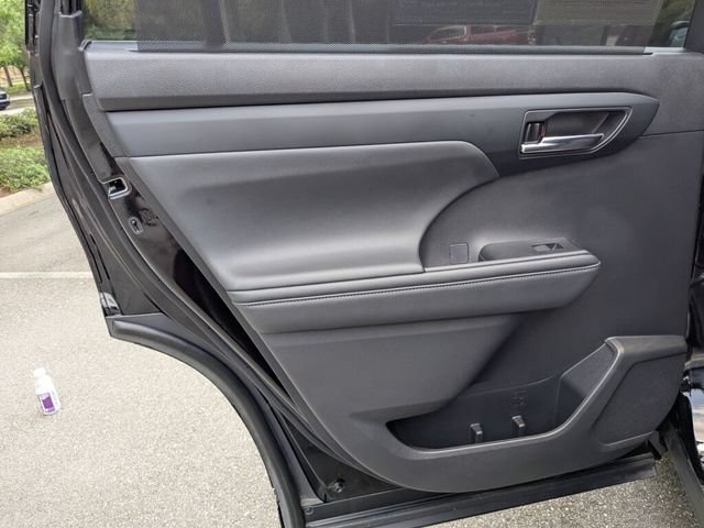 Used 2022 Toyota Highlander XLE FWD image 38