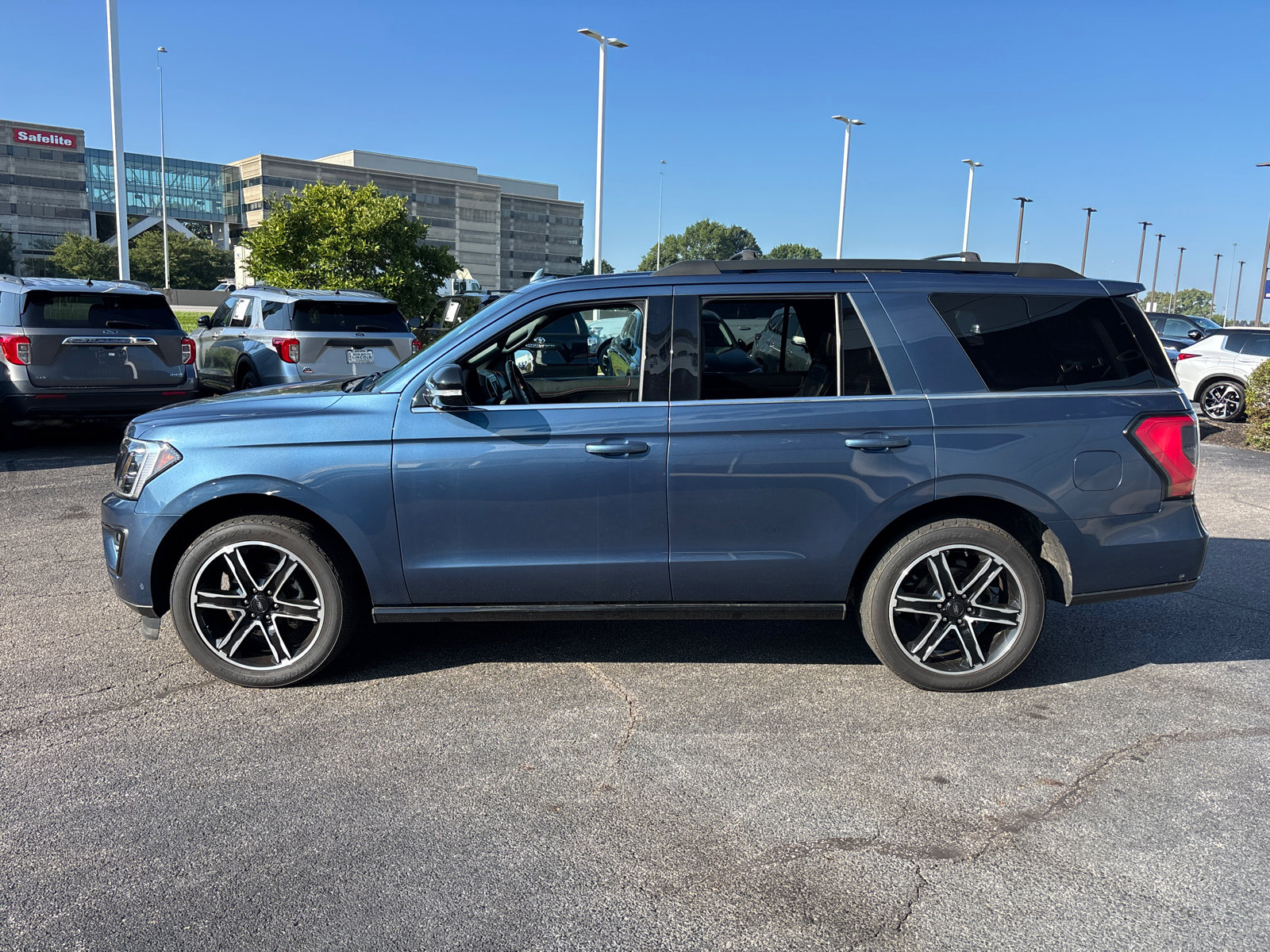 Used 2019 Ford Expedition Limited w/ Equipment Group 303A AWD/4WD image 4