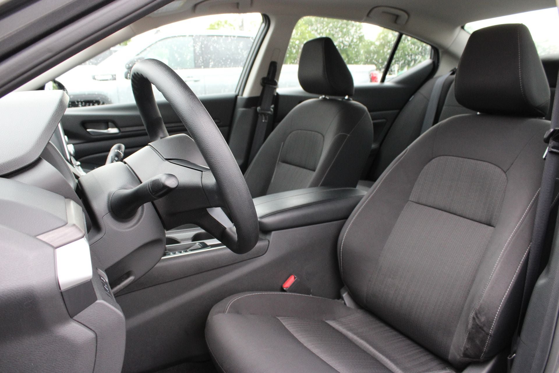 Used 2025 Nissan Altima 2.5 SV FWD image 13
