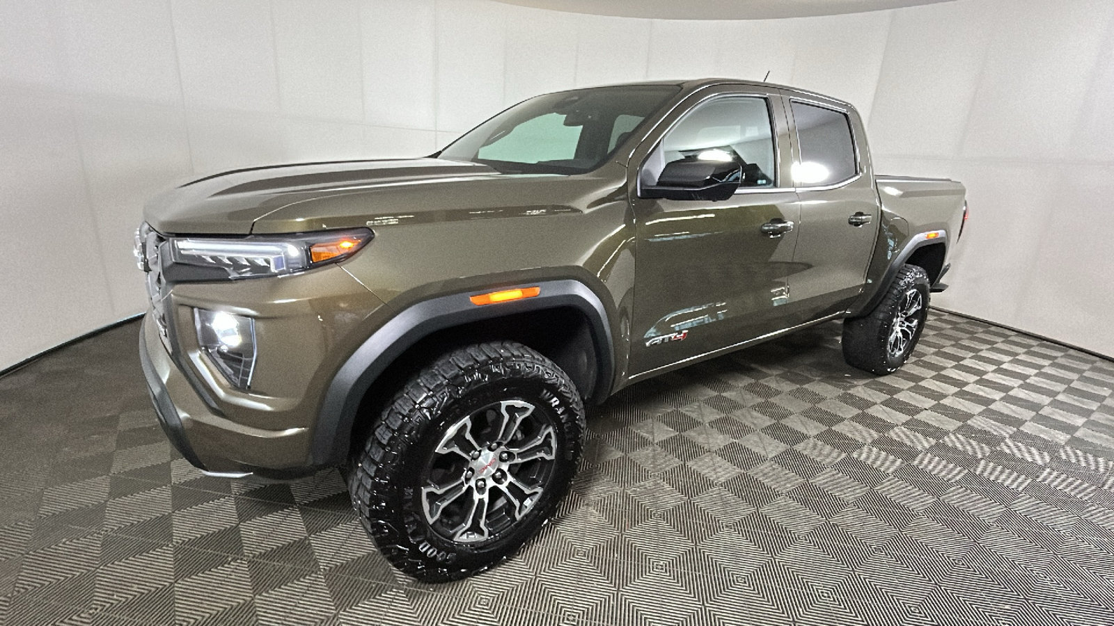 Used 2024 GMC Canyon AT4 w/ AT4 Premium Package AWD/4WD image 8
