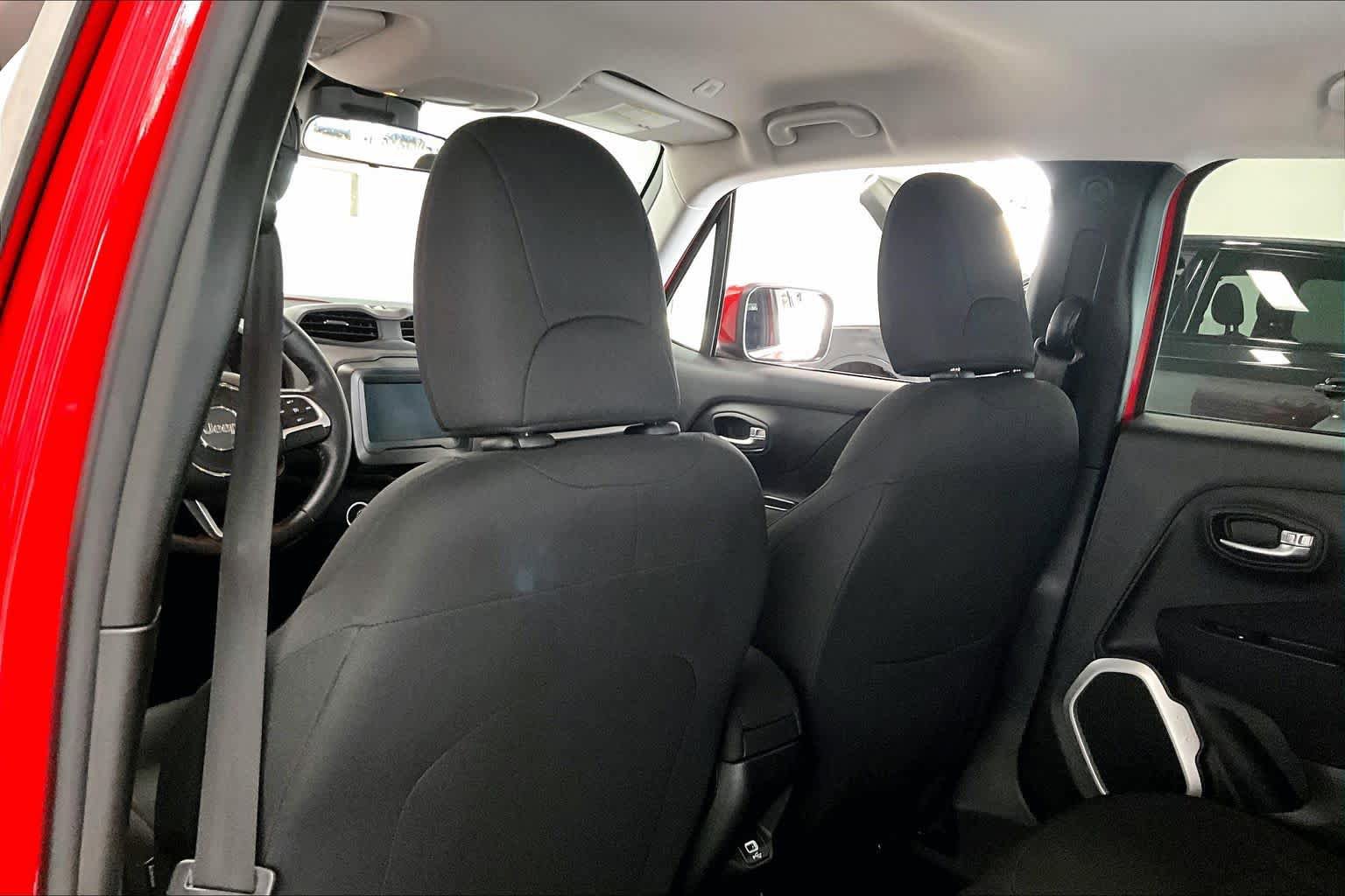 Used 2018 Jeep Renegade Latitude w/ Cold Weather Group AWD/4WD image 10