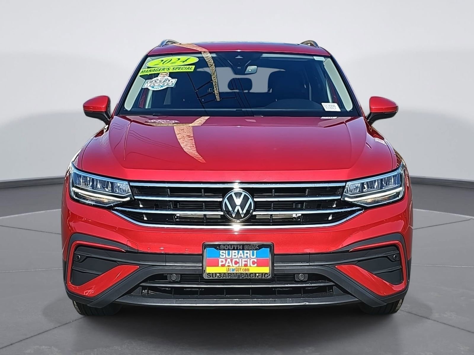 Used 2024 Volkswagen Tiguan SE w/ Panoramic Sunroof Package image 8
