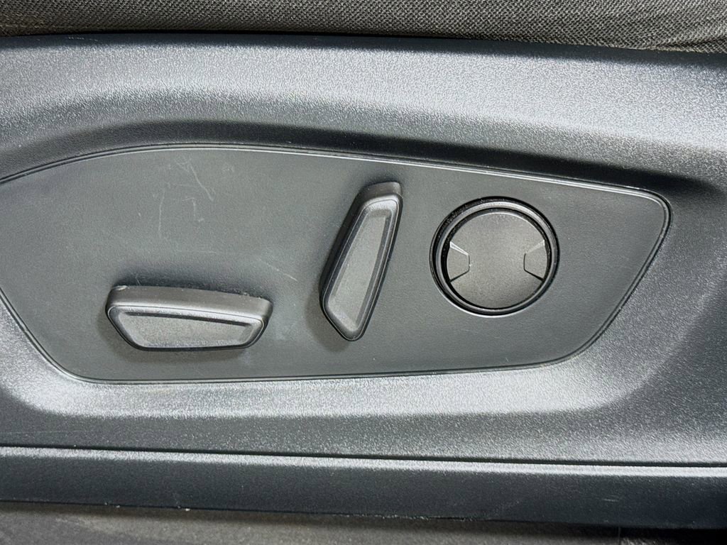 Used 2022 Ford Explorer XLT image 16