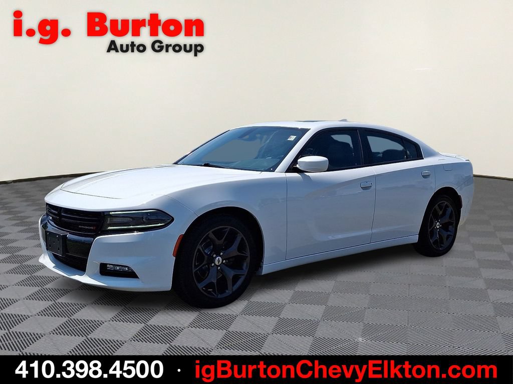 Used 2017 Dodge Charger SXT w/ Plus Group RWD image 3
