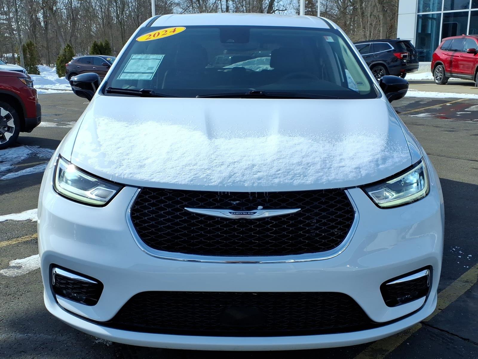 Used 2024 Chrysler Pacifica Touring-L image 2