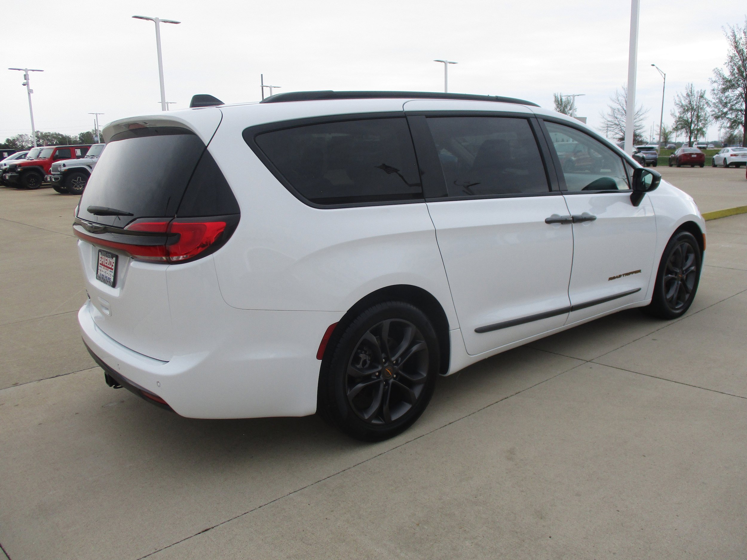Used 2024 Chrysler Pacifica Touring-L w/ Road Tripper Package FWD image 7