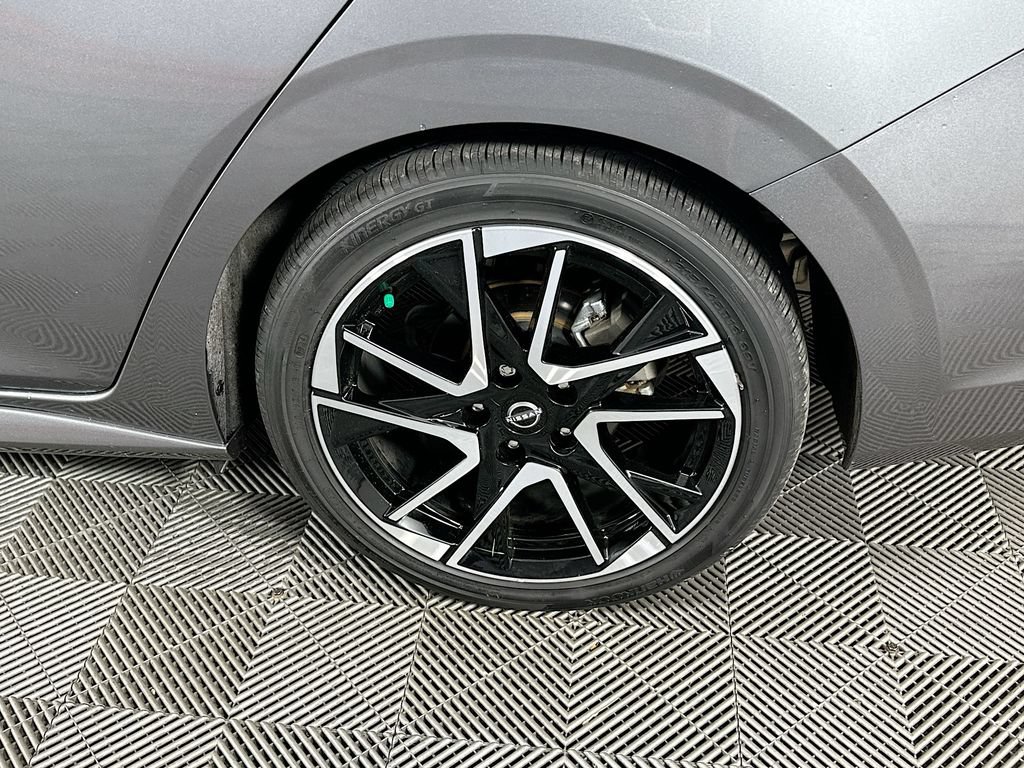 Certified 2025 Nissan Sentra SR FWD image 38