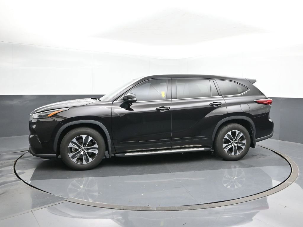 Used 2022 Toyota Highlander XLE image 2