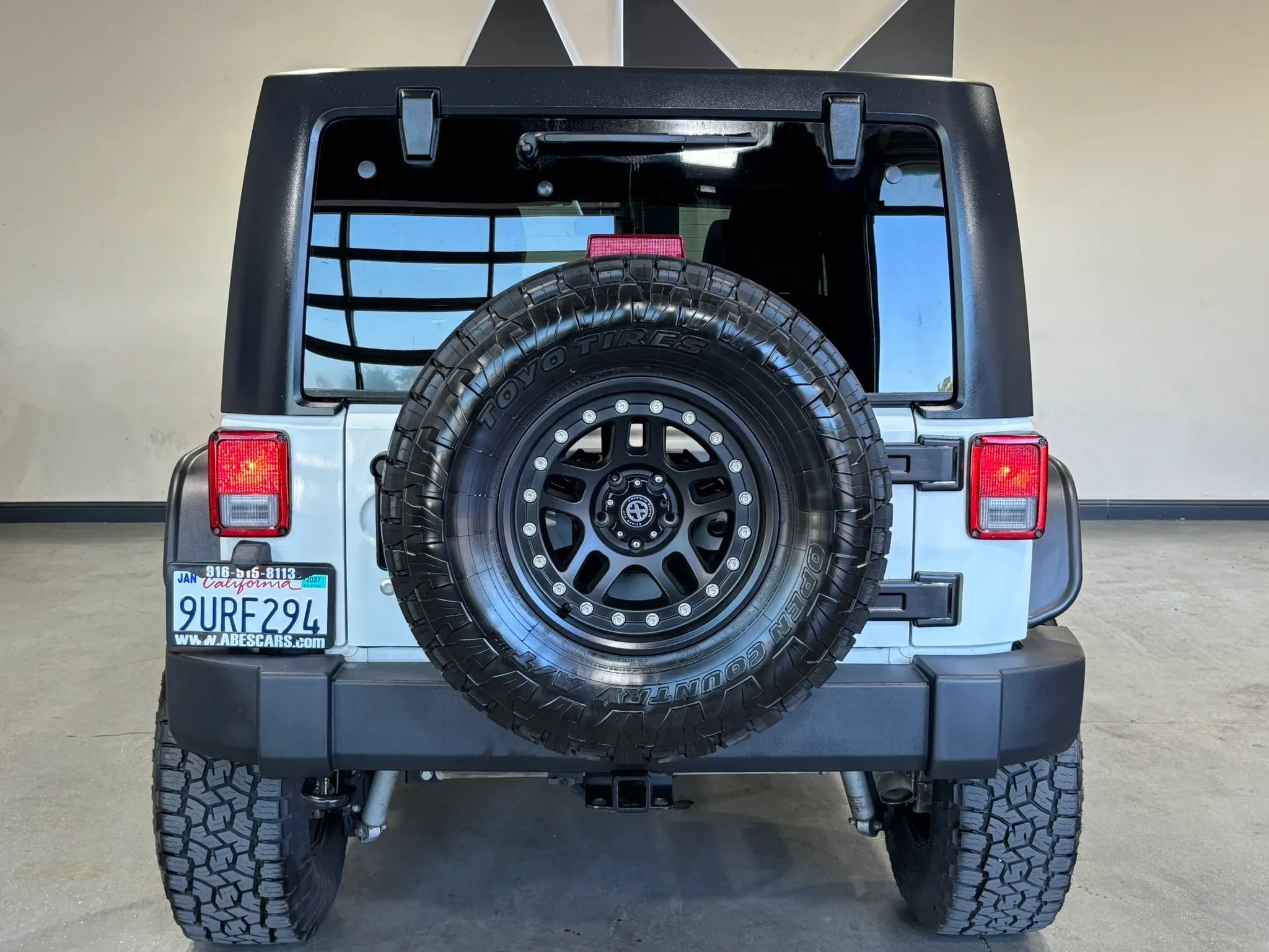 Used 2015 Jeep Wrangler Unlimited Rubicon w/ Connectivity Group AWD/4WD image 8