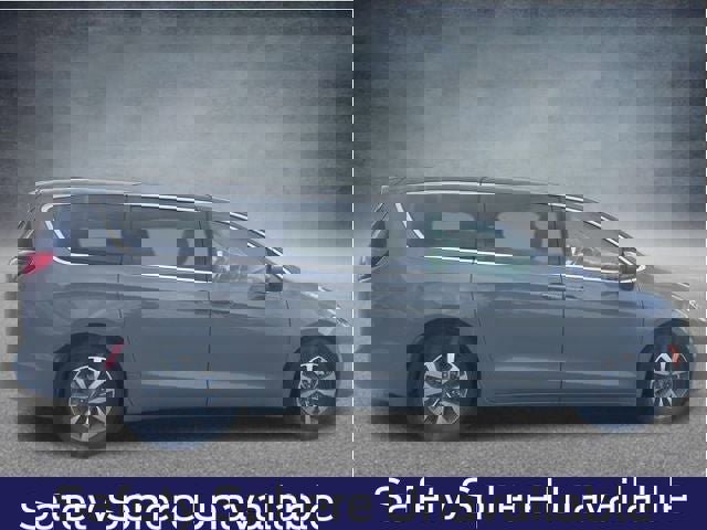 Used 2022 Chrysler Pacifica Touring-L image 4