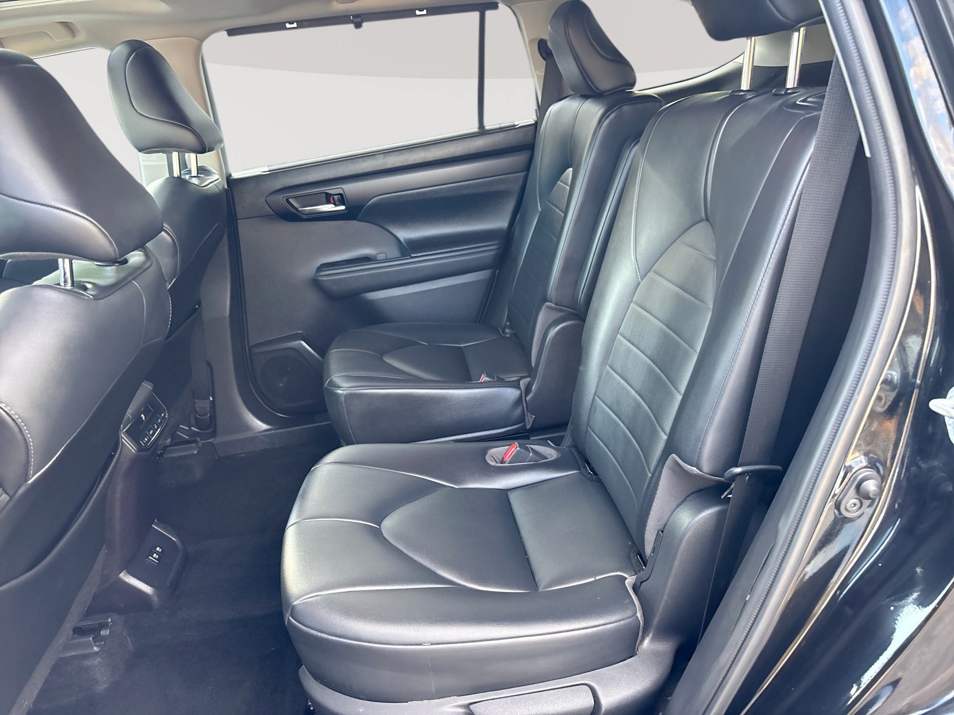 Used 2021 Toyota Highlander XLE AWD/4WD image 26