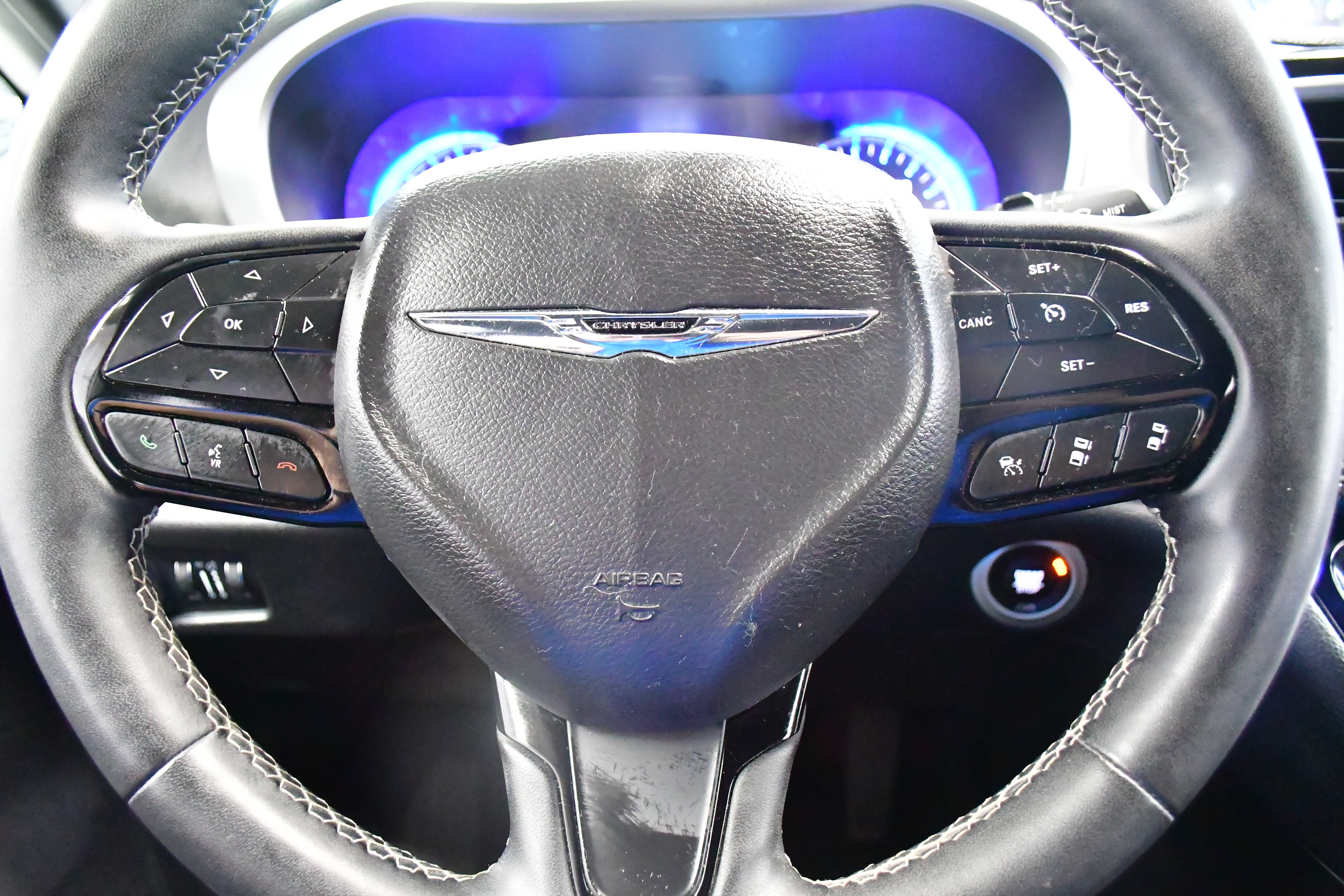 Used 2023 Chrysler Pacifica Touring FWD image 19