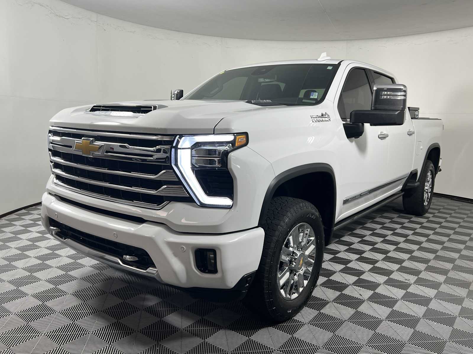 Used 2024 Chevrolet Silverado 2500 High Country w/ LPO, Dark Essentials Package AWD/4WD image 3