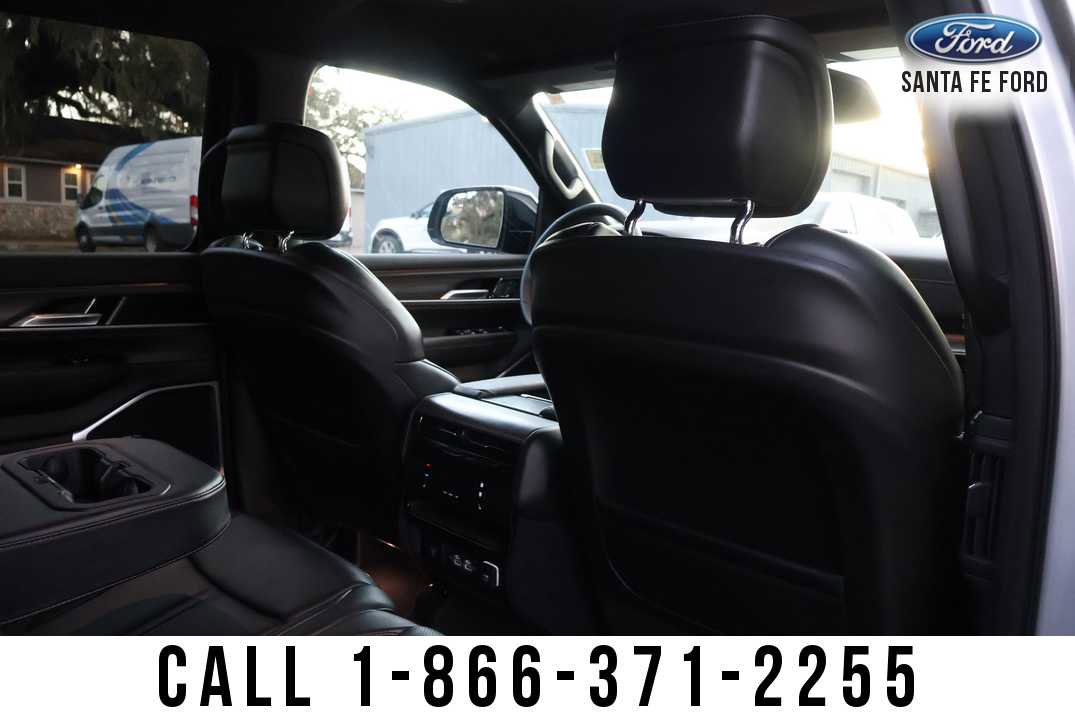 Used 2024 Jeep Wagoneer L Series II w/ Flexible Seating Group AWD/4WD image 19