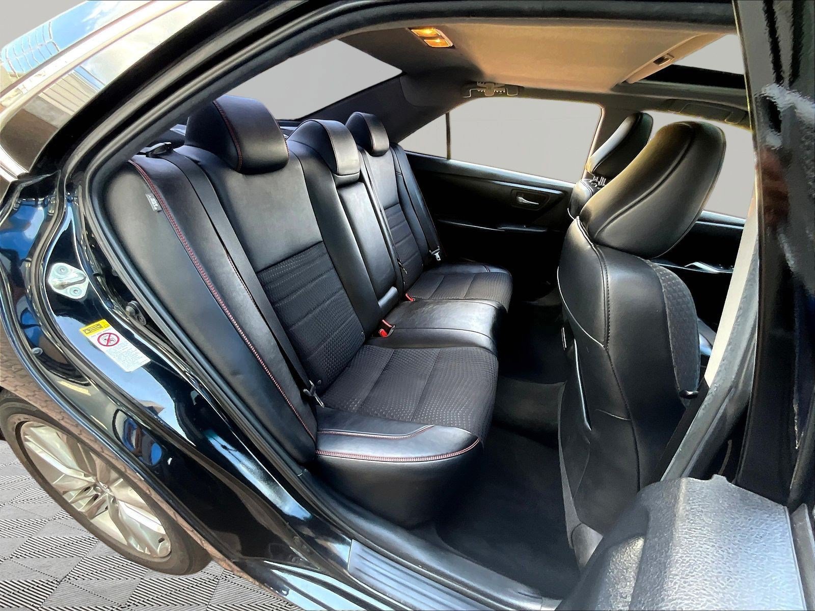 Used 2015 Toyota Camry SE w/ Moonroof Package FWD image 23