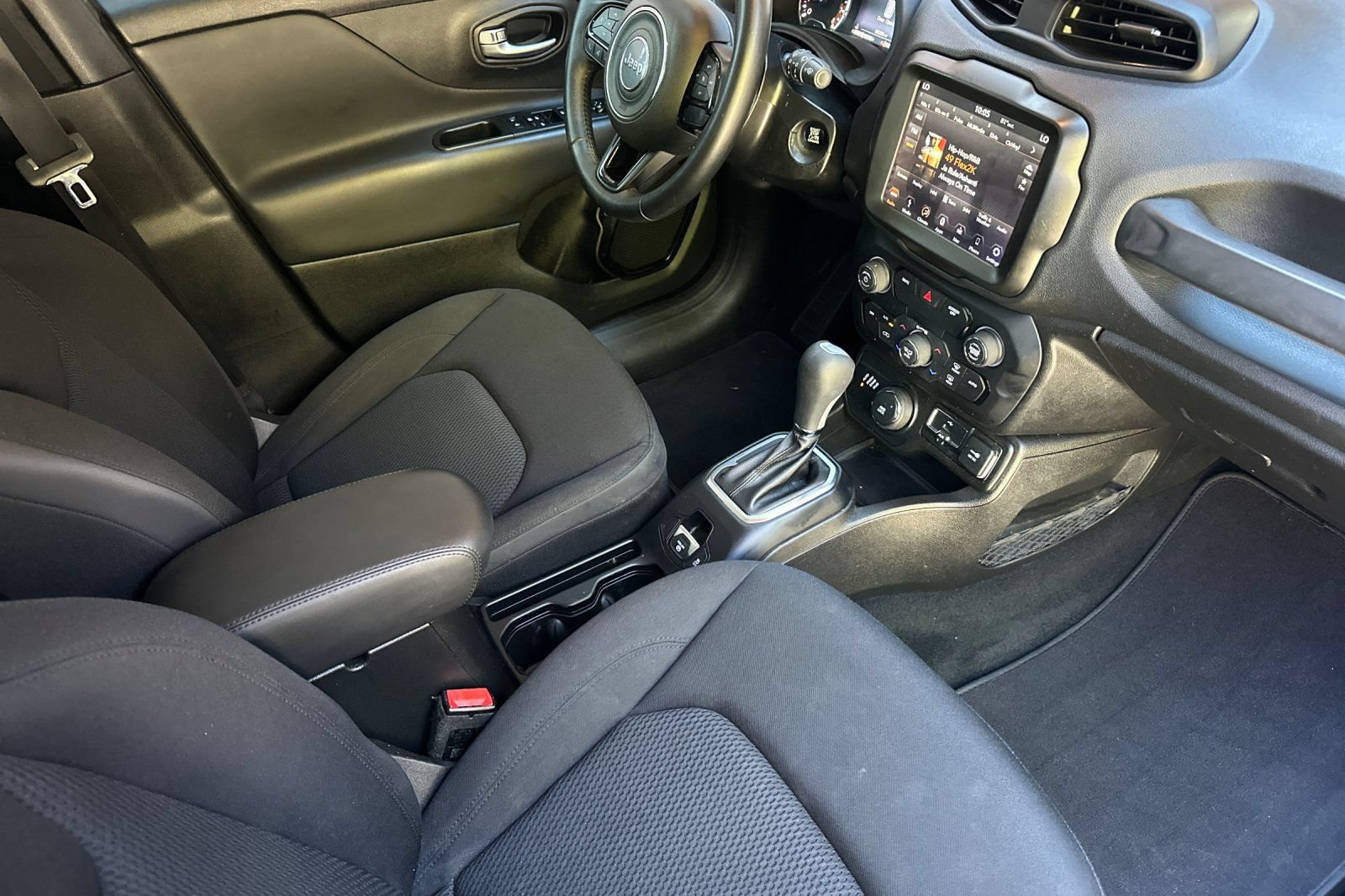 Used 2018 Jeep Renegade Altitude w/ UConnect 8.4 Nav Group AWD/4WD image 16