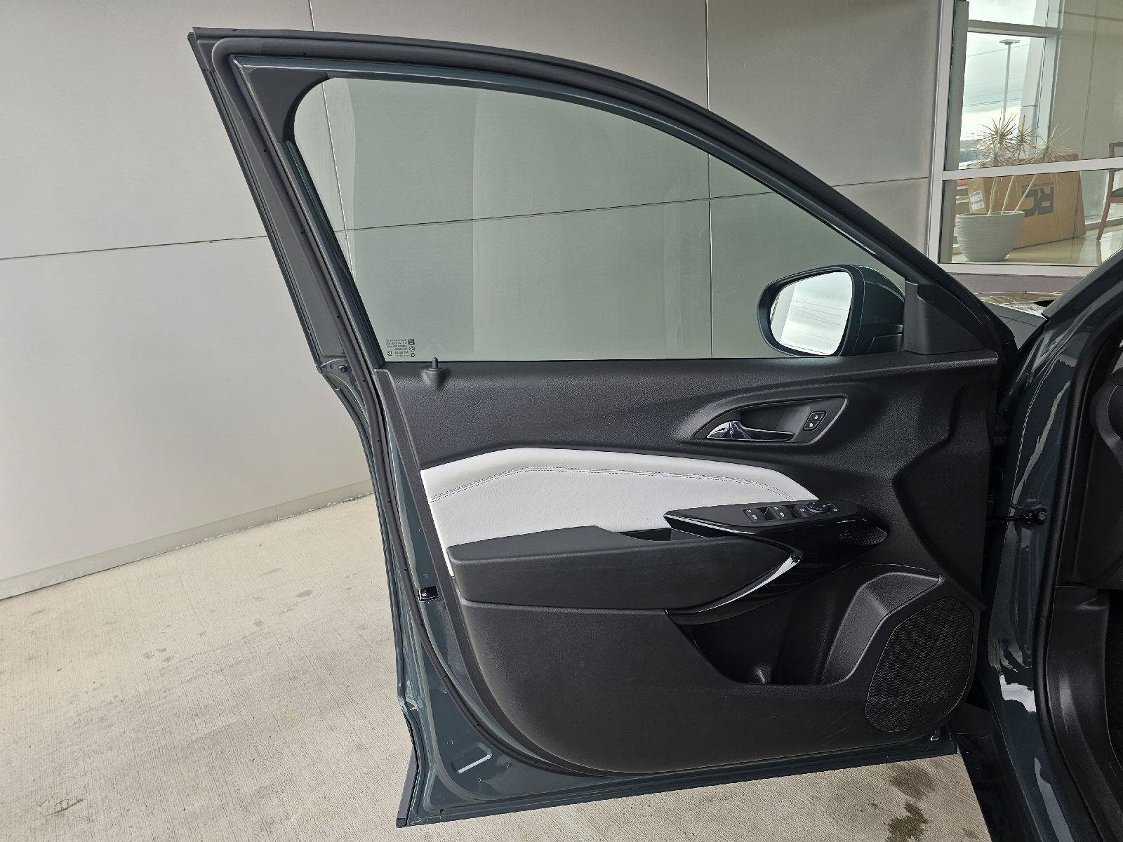 Used 2025 Chevrolet Trax LT w/ LT Convenience Package FWD image 18