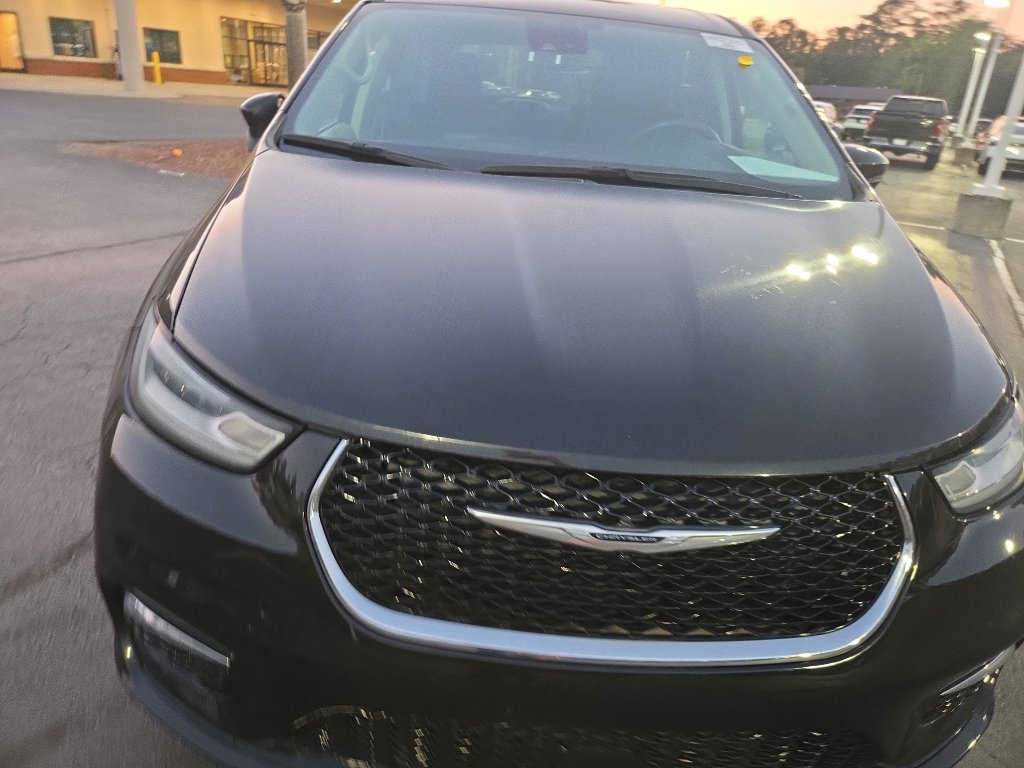 Used 2023 Chrysler Pacifica Touring-L image 9