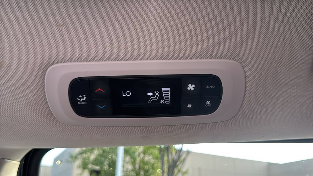 Used 2023 Chrysler Pacifica Touring-L FWD image 35