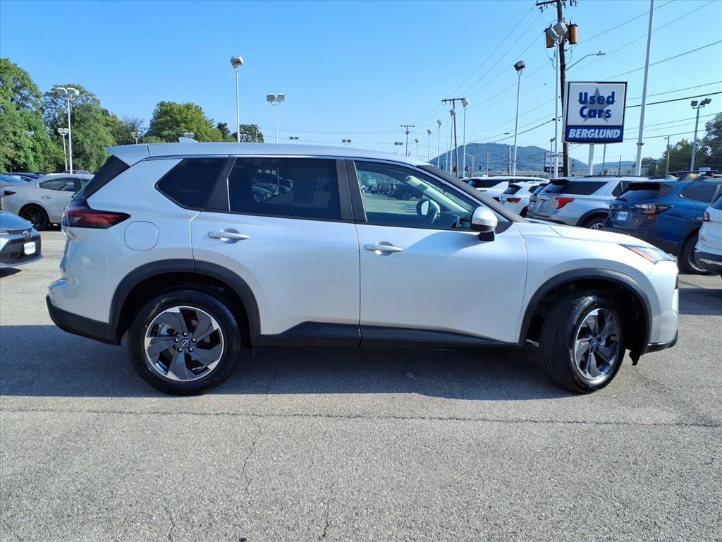 Used 2025 Nissan Rogue SV FWD image 3