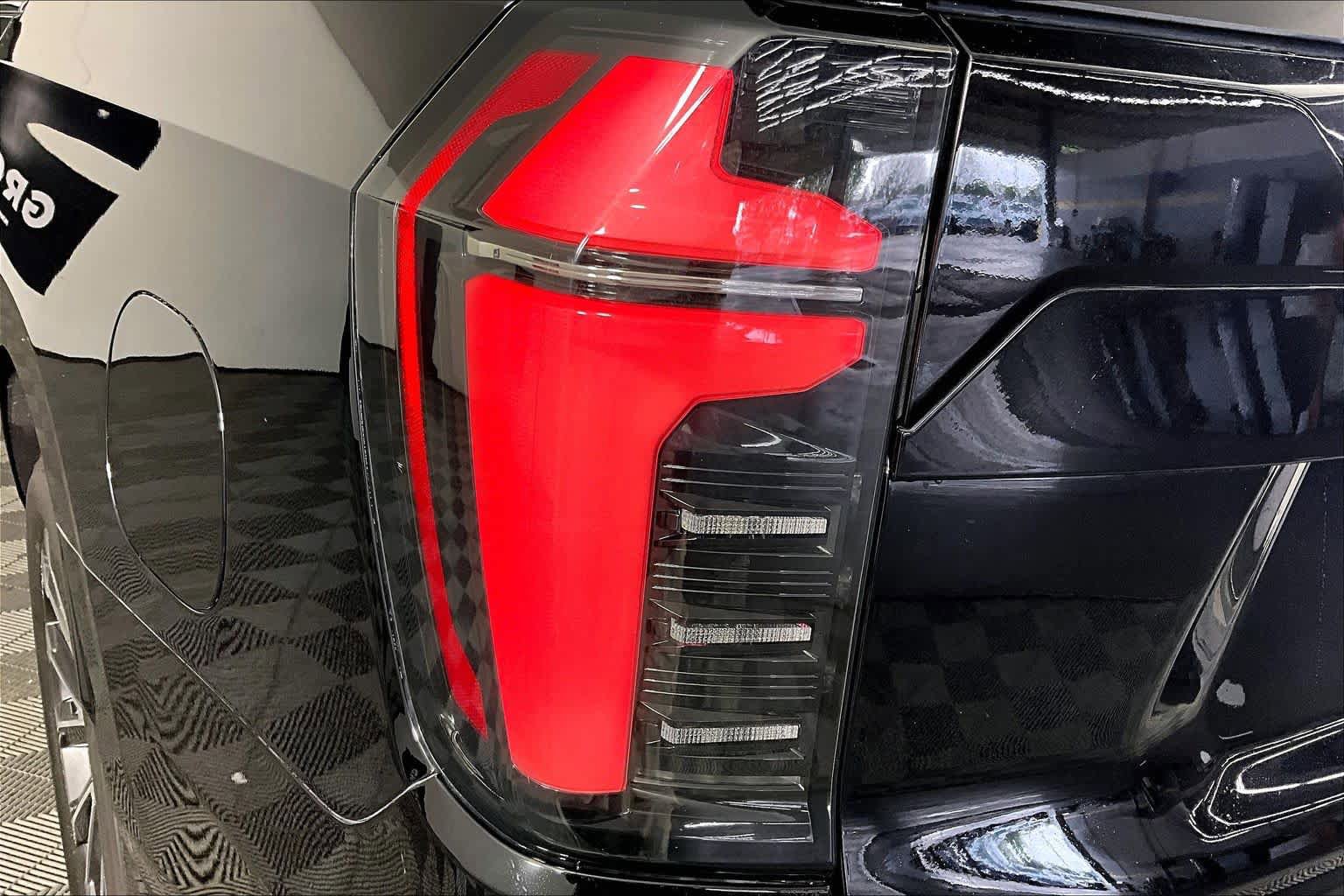 Used 2025 Chevrolet Suburban High Country image 27