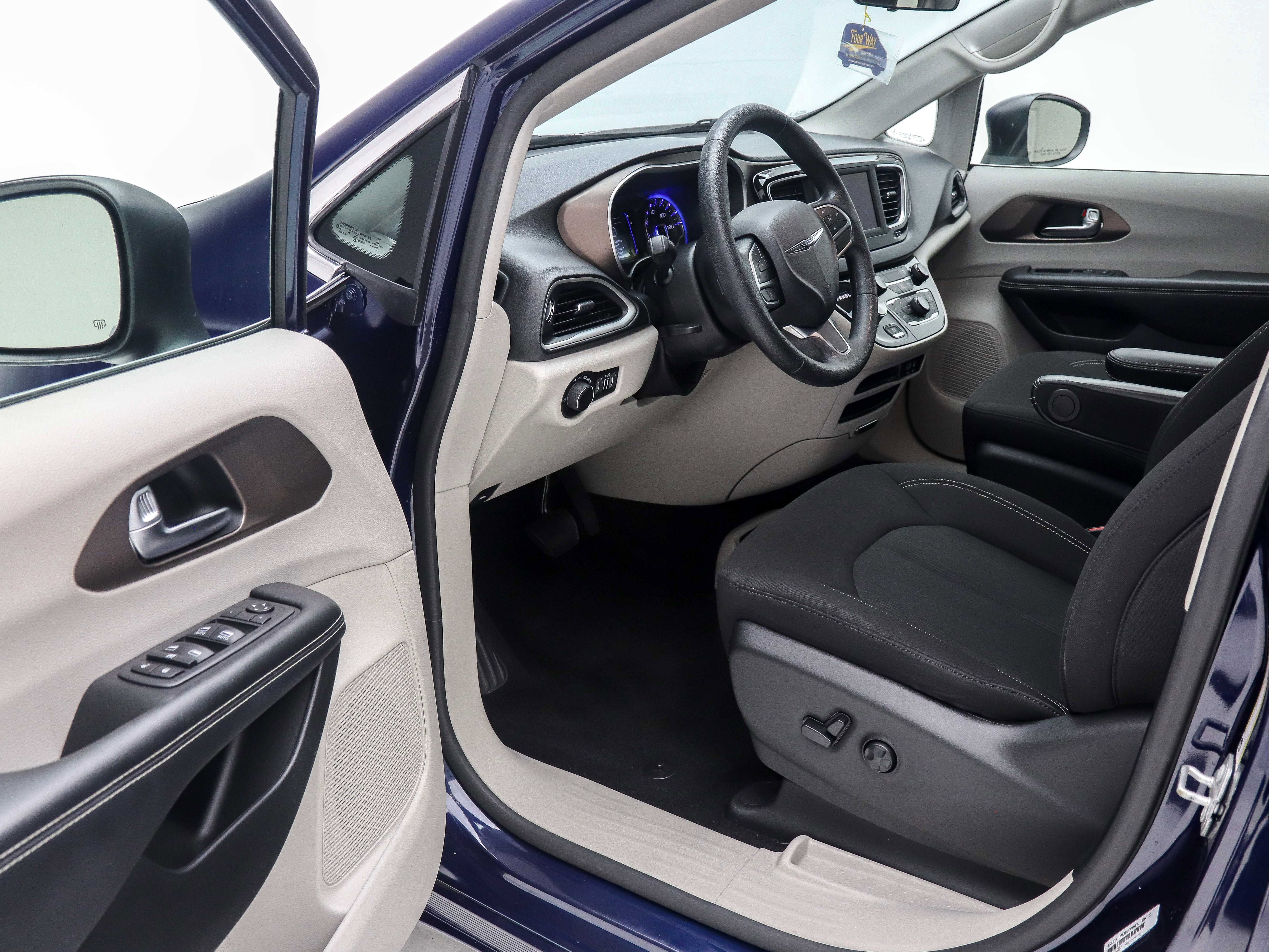 Used 2020 Chrysler Voyager LX image 20