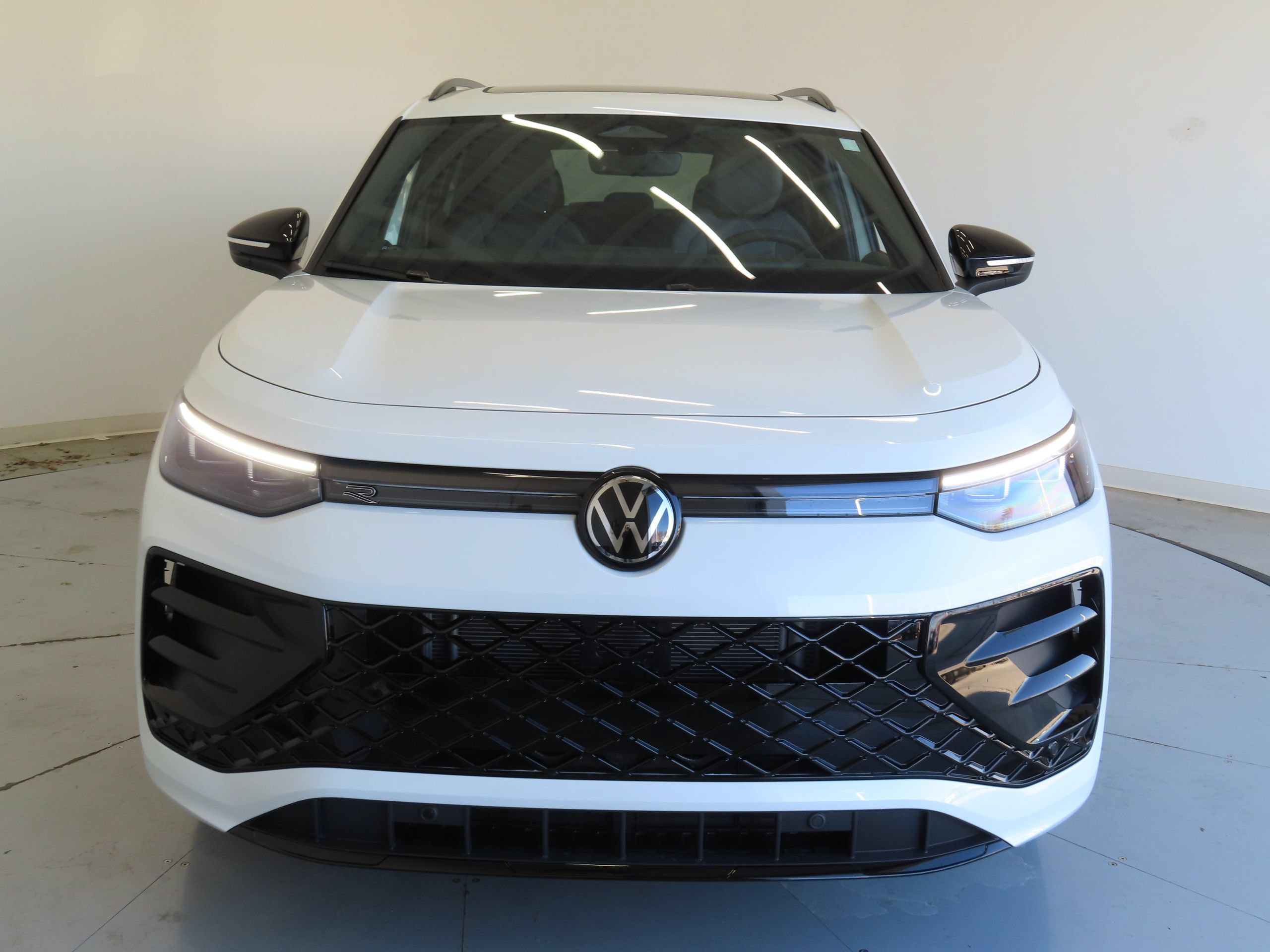 New 2026 Volkswagen Tiguan SE R-Line FWD image 9