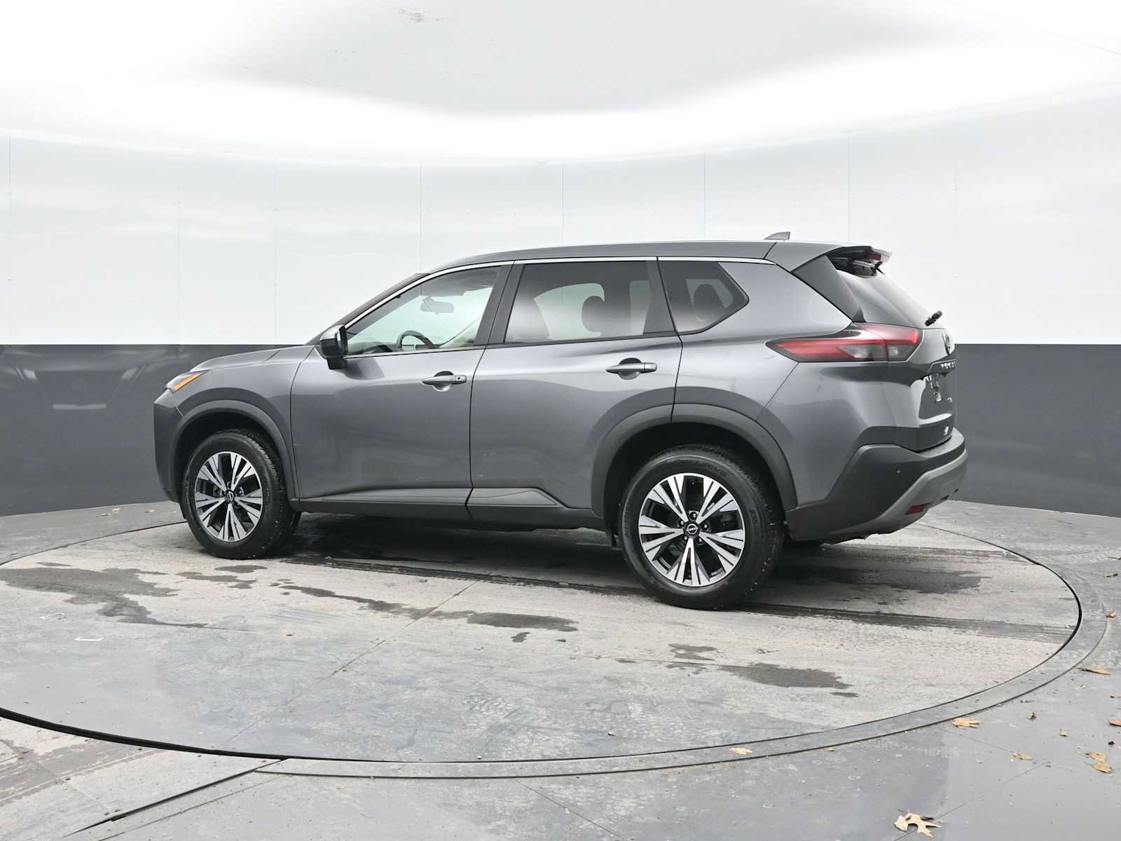 Used 2023 Nissan Rogue SV image 3