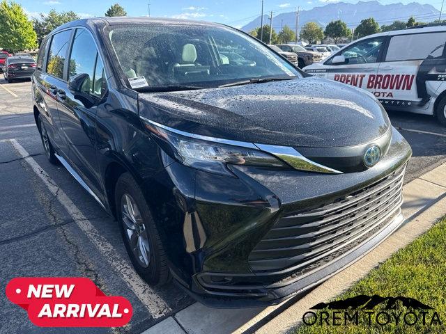 Used 2025 Toyota Sienna LE FWD image 11