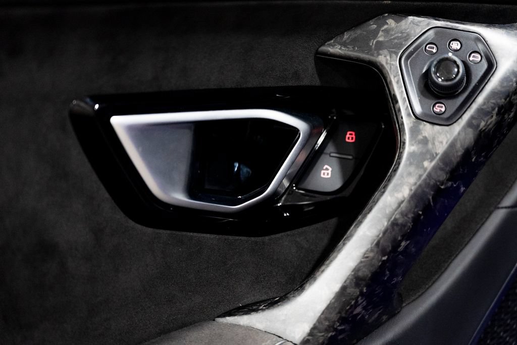Used 2021 Lamborghini Huracan EVO RWD image 37